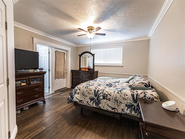 1515 S Reno Ave, El Reno, OK 73036 - bedroom with wood finished floors, crown molding, a textured ceiling, a closet, and ceiling fan