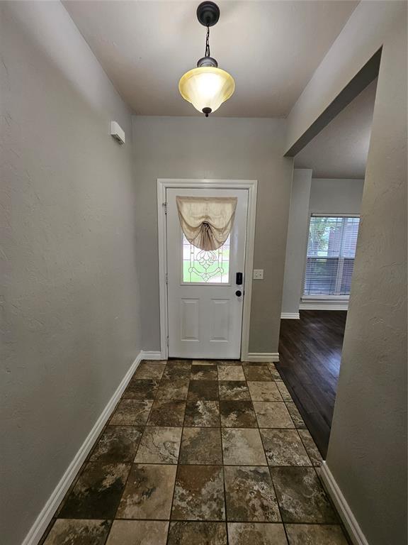 1801 Caribou St, Altus, OK 73521 - foyer featuring baseboards and stone finish floors