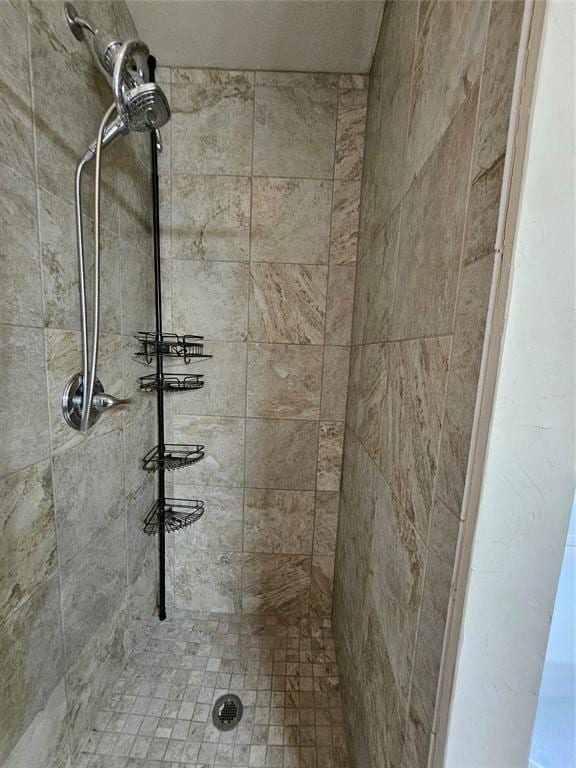 1801 Caribou St, Altus, OK 73521 - full bathroom featuring tiled shower