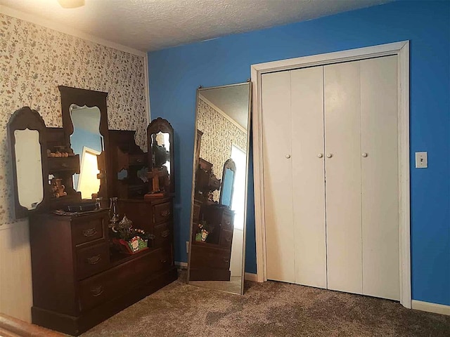 14452 Ns 3630th Rd, Sasakwa, OK 74867 - bedroom featuring carpet, a closet, wallpapered walls, and a textured ceiling