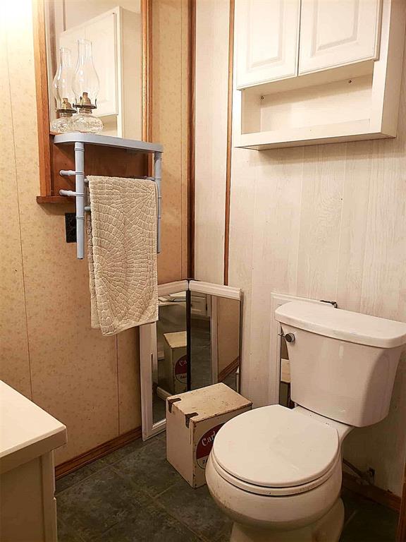 14452 Ns 3630th Rd, Sasakwa, OK 74867 - bathroom featuring toilet