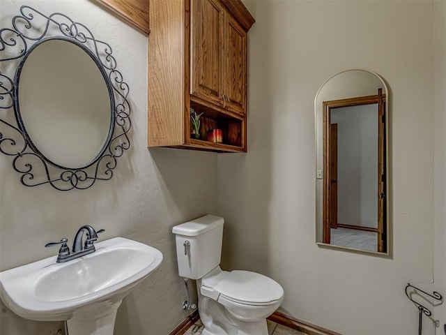 1960 Bermuda Dr, Newcastle, OK 73065 - bathroom featuring a sink, baseboards, and toilet