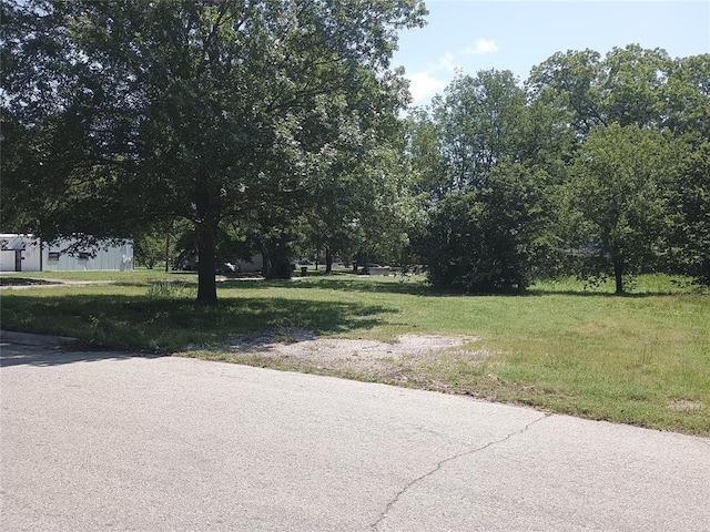 422 NE H St, Ardmore, OK 73401 - view of yard