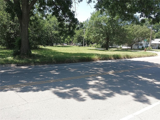 422 NE H St, Ardmore, OK 73401 - view of asphalt street with view of wooded area