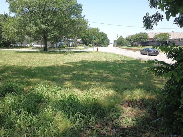 422 NE H St, Ardmore, OK 73401 - view of green lawn