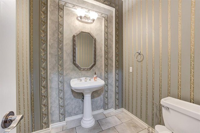 14812 Maplelake Dr, Edmond, OK 73013 - bathroom with toilet, baseboards, wallpapered walls, and tile patterned flooring