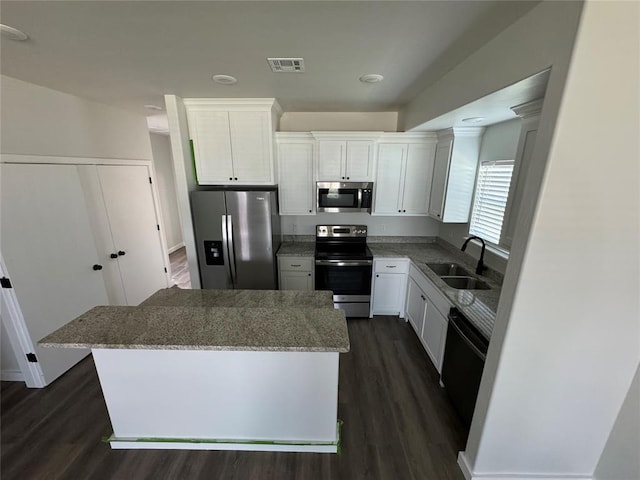 1867 Comice Dr, Newcastle, OK 73065 - kitchen with stainless steel appliances, a sink, a kitchen island, and dark wood-style flooring
