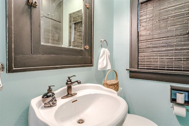 1217 NW 44th St, Oklahoma City, OK 73118 - bathroom featuring a sink and toilet