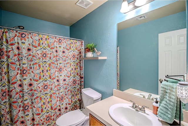 708 Ashwood Ln, Moore, OK 73160 - bathroom with a textured wall, toilet, vanity, and curtained shower