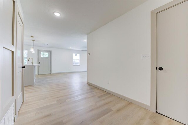 737 NW 89th St, Oklahoma City, OK 73114 - empty room with light wood-type flooring, a sink, baseboards, and recessed lighting