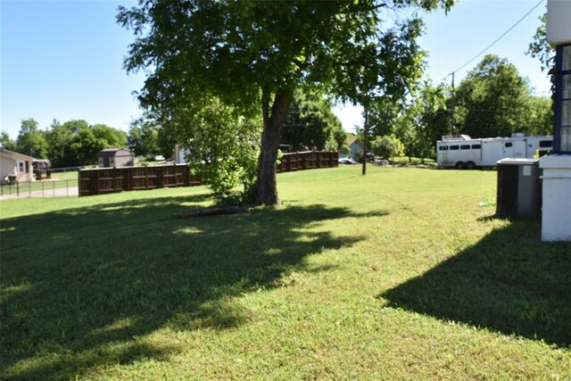 723 W Leslie St, Pauls Valley, OK 73075 - view of yard