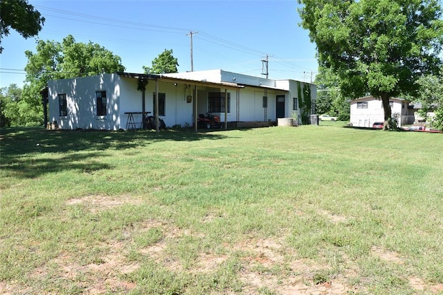 723 W Leslie St, Pauls Valley, OK 73075 - rear view of property with a yard