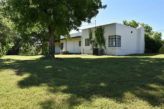 723 W Leslie St, Pauls Valley, OK 73075 - view of front of house featuring a front lawn and central AC unit