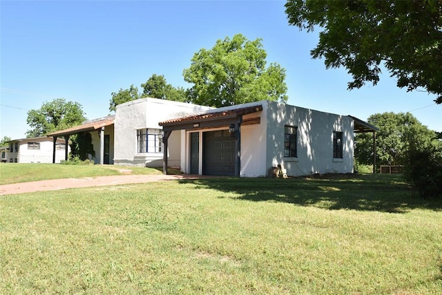 723 W Leslie St, Pauls Valley, OK 73075 - mediterranean / spanish home featuring a front lawn and stucco siding