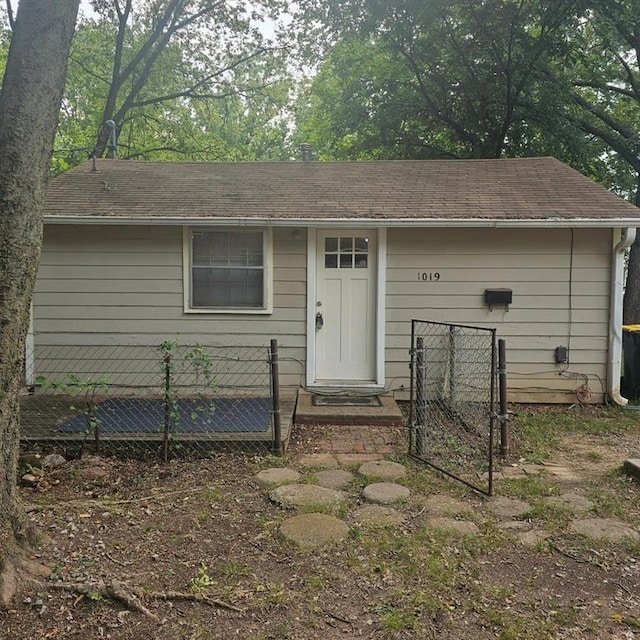 1015 W 10th Ave, Stillwater, OK 74074 - view of front of home with fence