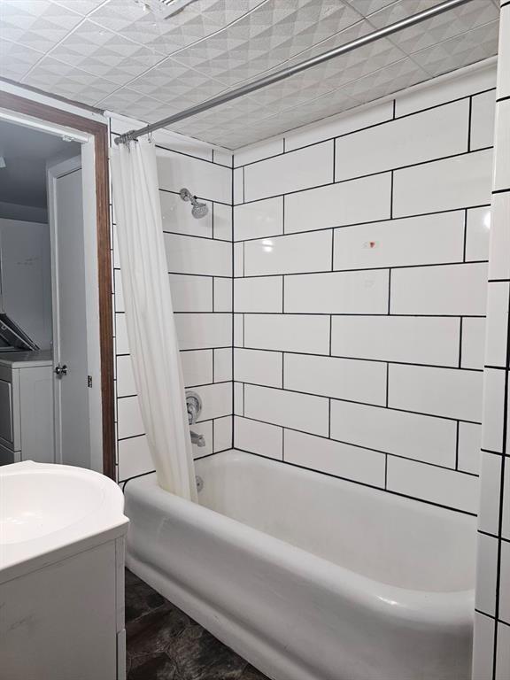 1015 W 10th Ave, Stillwater, OK 74074 - full bath featuring shower / tub combo