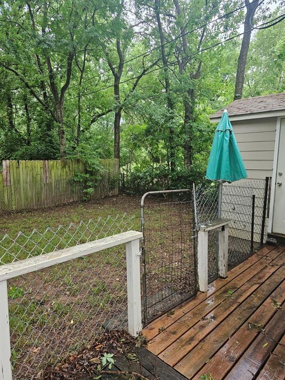1015 W 10th Ave, Stillwater, OK 74074 - wooden deck with a gate