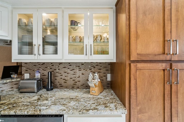 1721 Park View Pl, Edmond, OK 73003 - bar area featuring tasteful backsplash and dishwasher