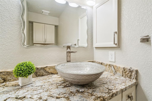 1721 Park View Pl, Edmond, OK 73003 - bathroom featuring a textured wall and a sink