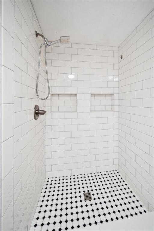 700 Nancy Lynn Ter, Norman, OK 73069 - bathroom featuring tiled shower