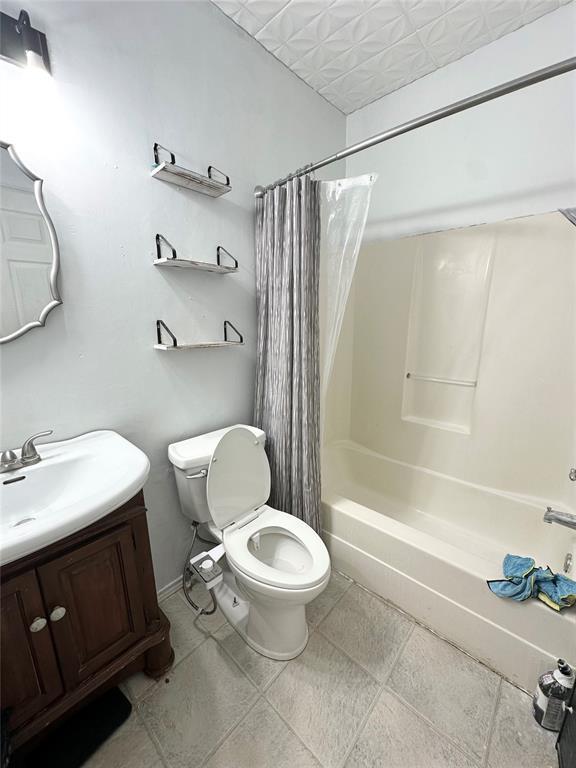 1024 Zinn Ave, Blair, OK 73526 - full bathroom featuring toilet, vanity, and shower / bath combo