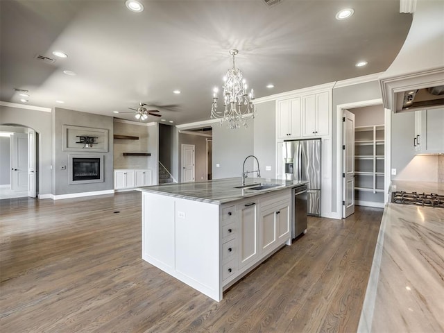 832 Gateway Bridge Rd, Edmond, OK 73034 - kitchen featuring appliances with stainless steel finishes, a ceiling fan, a sink, open floor plan, and recessed lighting