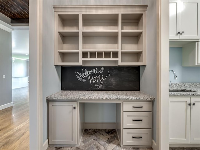 832 Gateway Bridge Rd, Edmond, OK 73034 - detailed view of a sink, wood finished floors, and baseboards