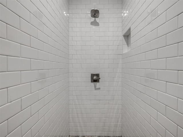 832 Gateway Bridge Rd, Edmond, OK 73034 - full bathroom featuring a tile shower