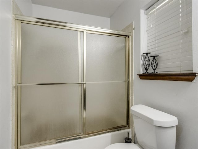 full bath with toilet and enclosed tub / shower combo