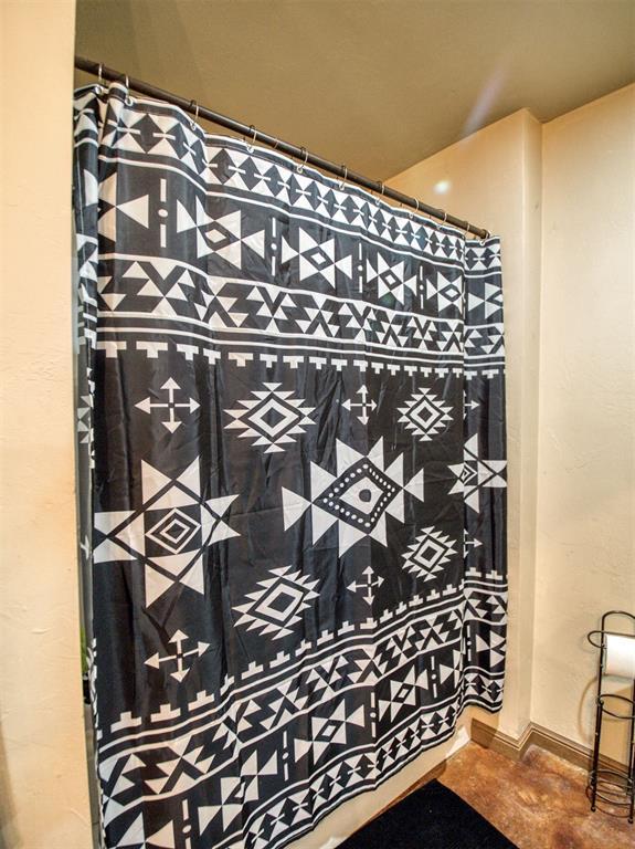 34325 E 1070th Rd, Mcloud, OK 74851 - bathroom featuring curtained shower