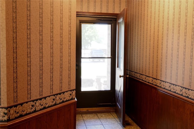 5624 N Mueller Ave, Bethany, OK 73008 - doorway featuring wallpapered walls
