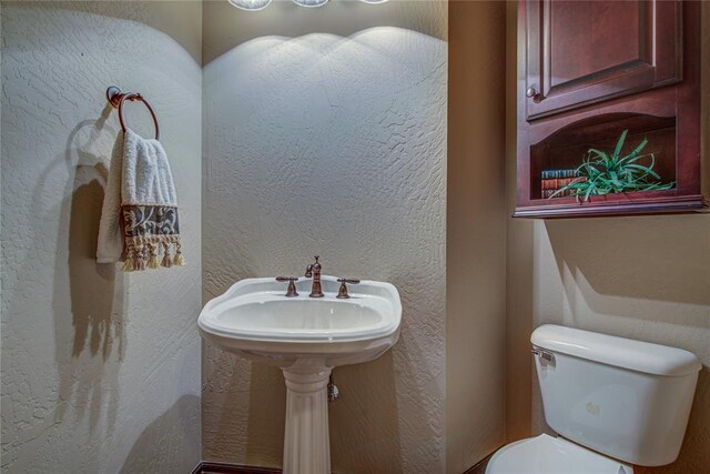 12509 St Lukes Ln, Oklahoma City, OK 73142 - bathroom featuring toilet and a textured wall