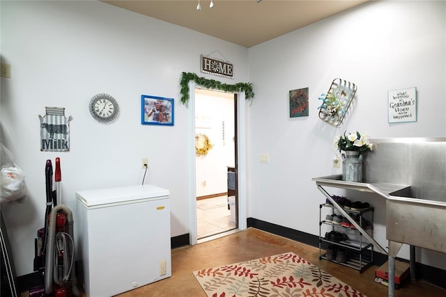 8100 N Burns Rd, Edmond, OK 73025 - laundry room featuring a sink and baseboards