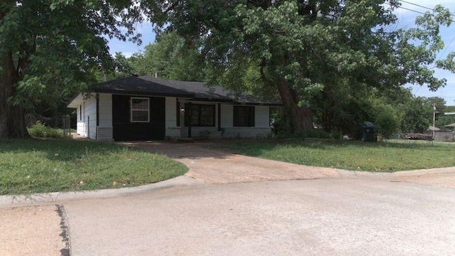 617 Holman Pl, Midwest City, OK 73110 - view of front facade featuring a front lawn and driveway