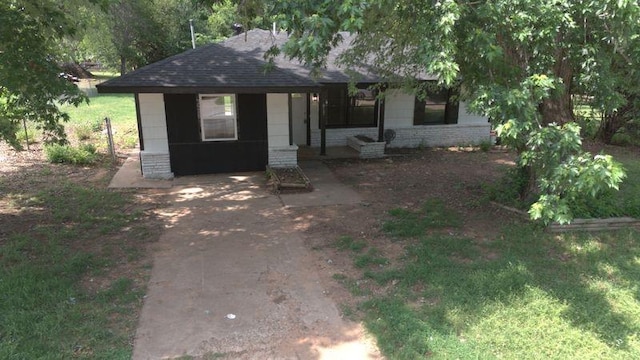 617 Holman Pl, Midwest City, OK 73110 - view of front of house with roof with shingles