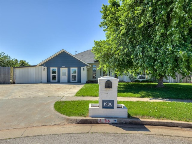 1900 New Haven Ct, Moore, OK 73160 - view of front of property featuring a front yard and concrete driveway