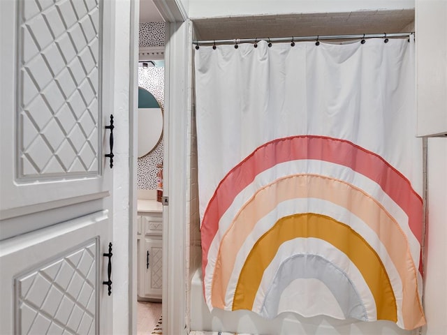 209 E Platt Dr, Yukon, OK 73099 - full bath with a shower with curtain