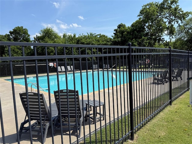 600 NW 186th St, Edmond, OK 73012 - community pool with a patio area