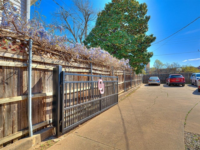 705 Chautauqua Ave, Norman, OK 73069 - view of gate