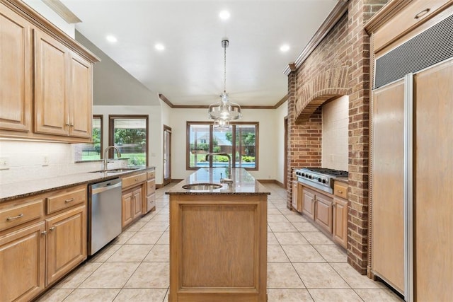 18617 Wolf Creek Dr, Edmond, OK 73012 - kitchen with stainless steel appliances, a sink, a kitchen island with sink, dark stone countertops, and crown molding
