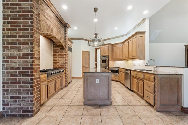 18617 Wolf Creek Dr, Edmond, OK 73012 - kitchen featuring a sink, appliances with stainless steel finishes, dark stone counters, a center island with sink, and ornamental molding