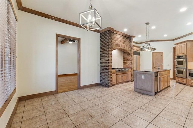 18617 Wolf Creek Dr, Edmond, OK 73012 - kitchen featuring appliances with stainless steel finishes, crown molding, a chandelier, a sink, and baseboards
