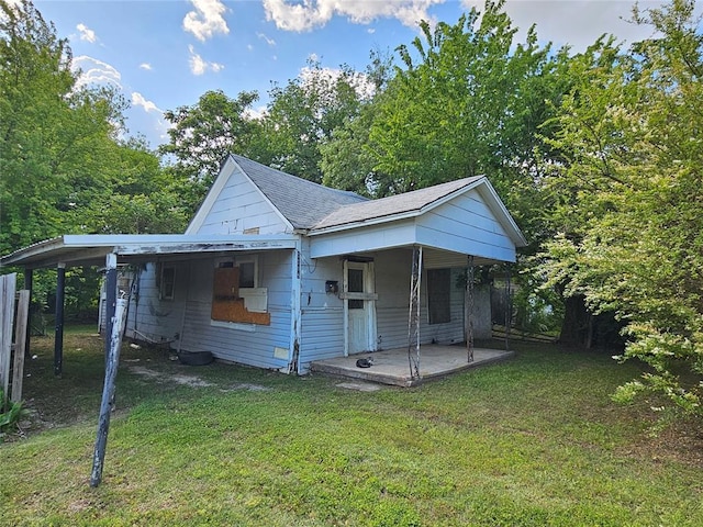 1108 N Pennsylvania Ave, Shawnee, OK 74801 - view of front facade with a front yard, an attached carport, and roof with shingles