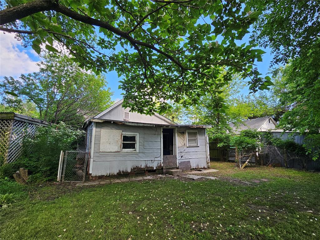 1108 N Pennsylvania Ave, Shawnee, OK 74801 - back of house with a gate