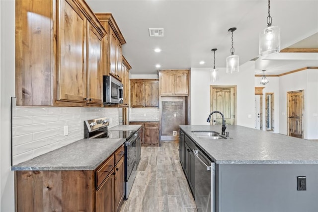 2414 Black Jack Way, Blanchard, OK 73010 - kitchen featuring stainless steel appliances, a sink, light wood-style floors, recessed lighting, and tasteful backsplash