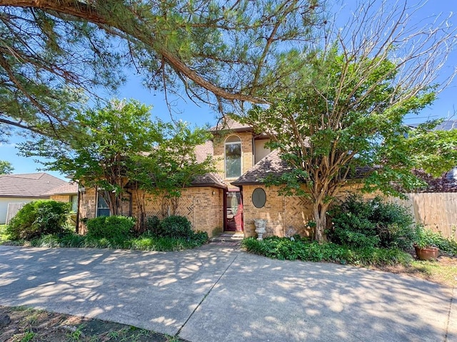 2010 Saddleback Blvd, Norman, OK 73072 - view of front facade with brick siding