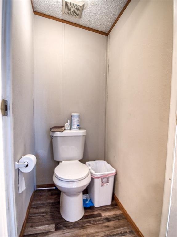 15026 N County Road 3370th Rd, Stratford, OK 74872 - bathroom with toilet, wood finished floors, ornamental molding, and baseboards