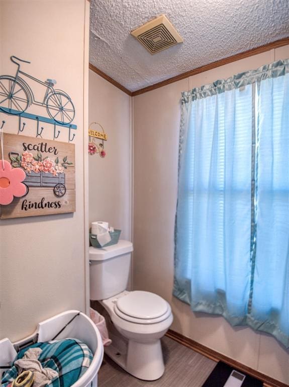 15026 N County Road 3370th Rd, Stratford, OK 74872 - half bath featuring crown molding, wood finished floors, toilet, and a textured ceiling