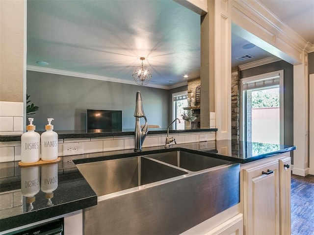 14210 Jack Rabbit Trl, Arcadia, OK 73007 - kitchen featuring a sink, ornamental molding, wood finished floors, dark stone countertops, and open floor plan