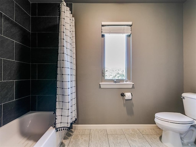 14210 Jack Rabbit Trl, Arcadia, OK 73007 - full bath featuring toilet, baseboards, and shower / bath combo with shower curtain
